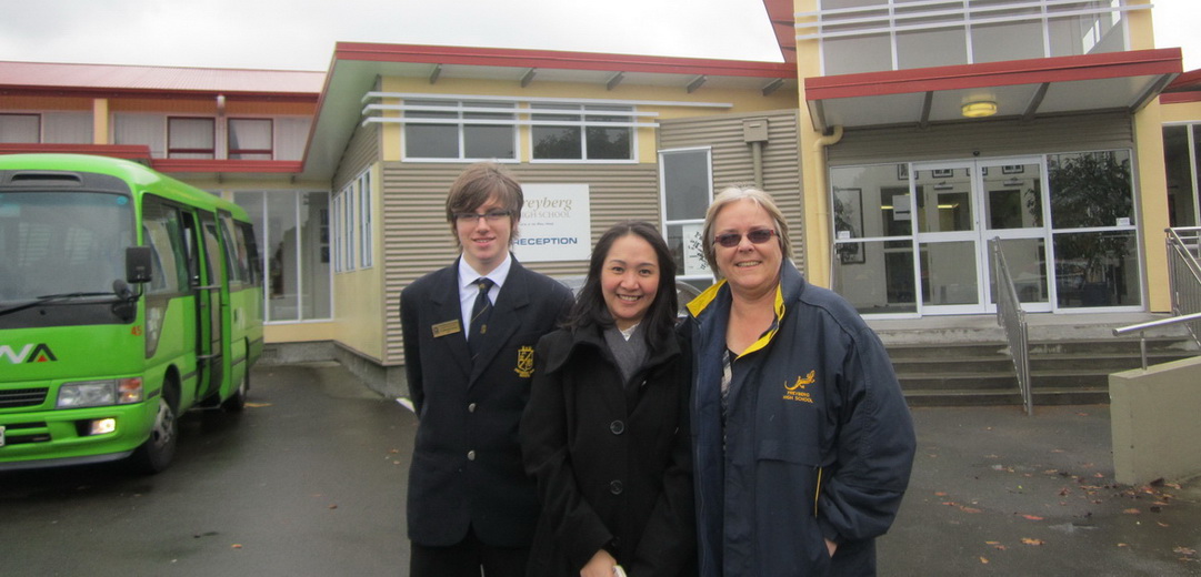 พี่เมกับเจ้าหน้าที่ Freyberg Hogh School, New Zealand