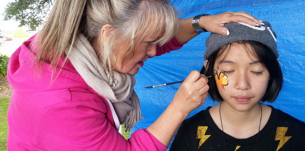 กิจกรรมสุดโปรดของน้องๆผู้หญิง Face Painting ที่สวนสาธรณะในวันสุดสัปดาห์