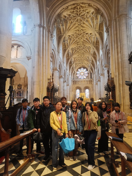 Salisbury Cathedral โบสถ์ที่มียอดสูงที่สุดในอังกฤษ และเป็นหนึ่งในโบสถ์ที่สวยที่สุดในยุโรป